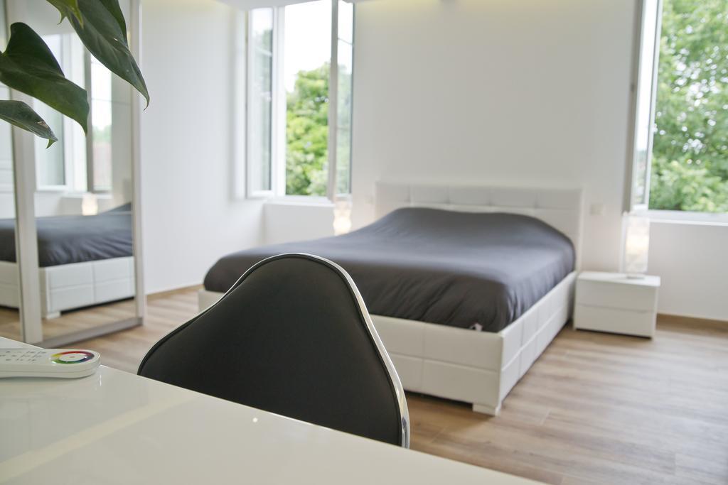 Moulin Des Tours Bed & Breakfast Barbaste Стая снимка