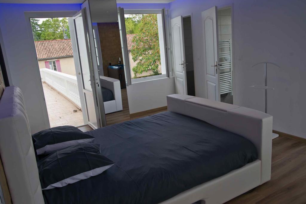 Moulin Des Tours Bed & Breakfast Barbaste Екстериор снимка